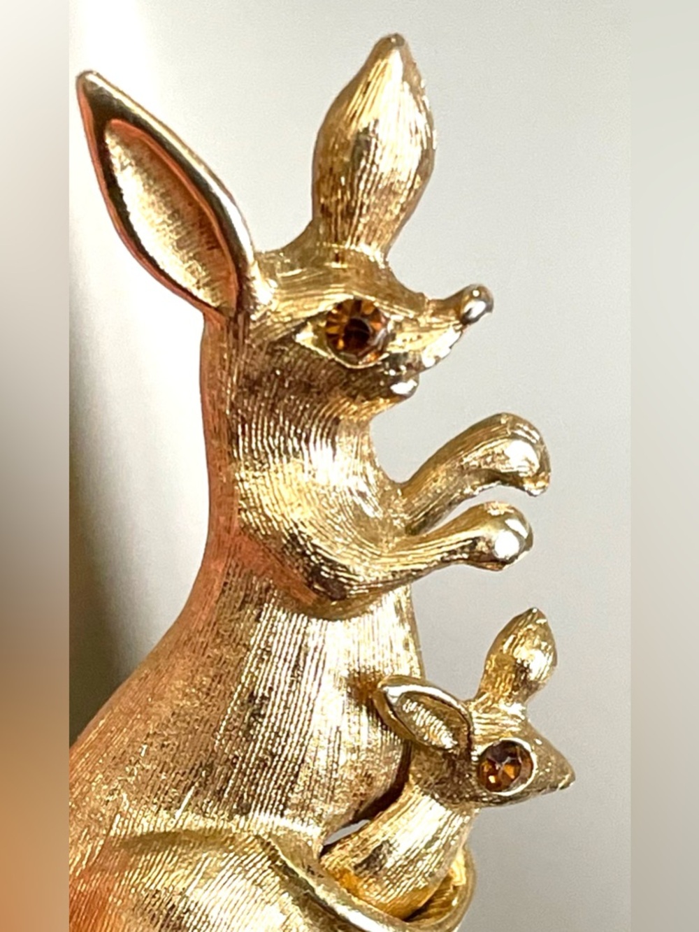 Avon Vintage 1975 Kangaroo Brooch Pin Articulated Joey Gold Tone Rhinestones EUC - Picture 5 of 7